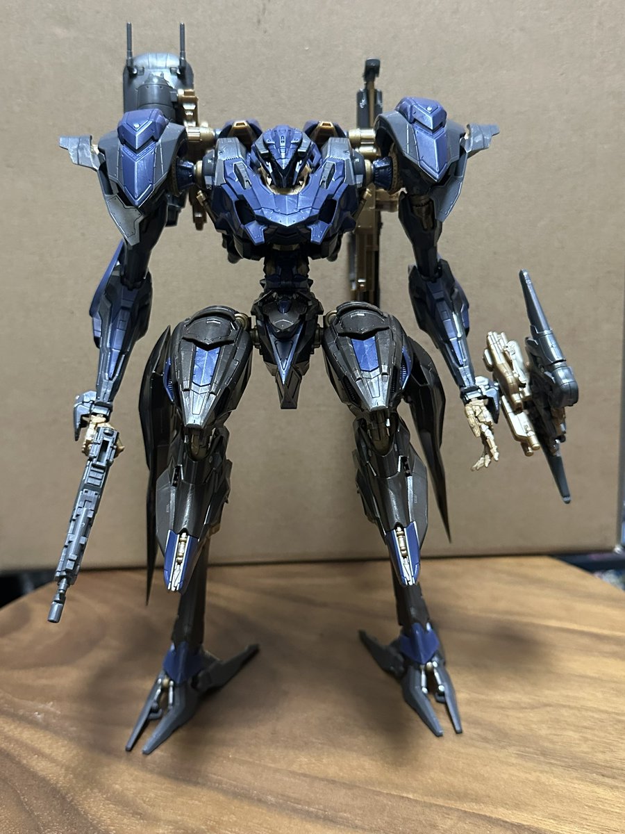 PARA_89314_'s tweet photo. アーマードコアよりスティールヘイズ���成

通常よりも大きめで存在感があります

👇🏻適当にポーズ

 #プラモデル 
 #アーマードコア
 #スティールヘイズ https://t.co/rd4A8zYp8x