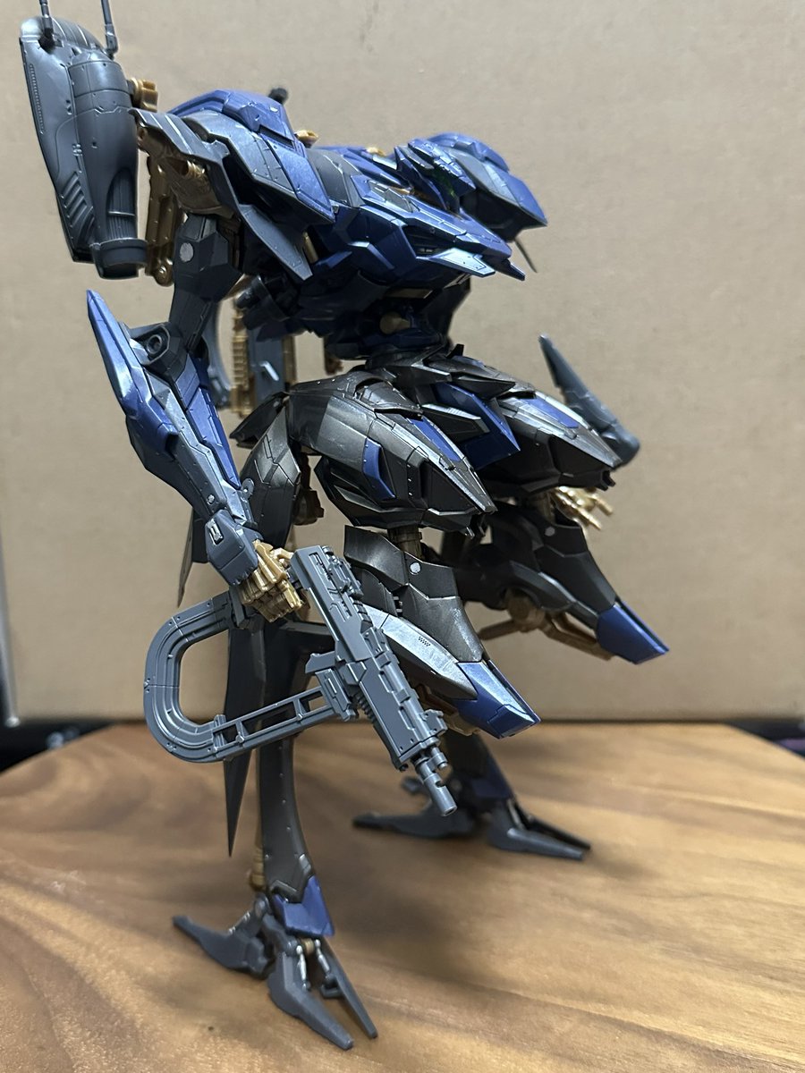 PARA_89314_'s tweet photo. アーマードコアよりスティールヘイズ���成

通常よりも大きめで存在感があります

👇🏻適当にポーズ

 #プラモデル 
 #アーマードコア
 #スティールヘイズ https://t.co/rd4A8zYp8x