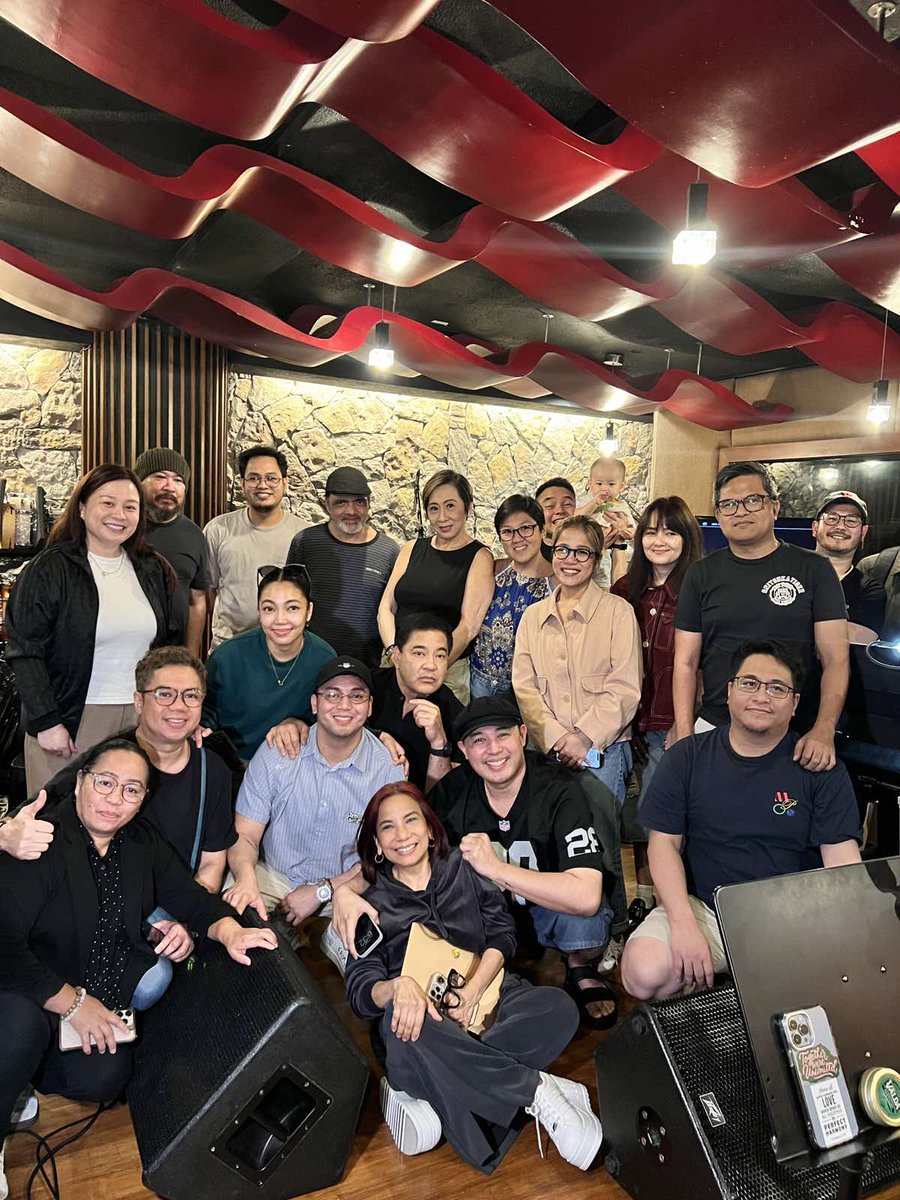 PolarisABSCBN's tweet image. LOOK: Kapamilya powerhouse singers #MartinNievera, #KlarisseDeGuzman, #JONA, #JedMadela, and #SofronioVasquez during rehearsals for their upcoming concert at Newport World Resorts. 🎤✨

#StarMagic #ABSCBN