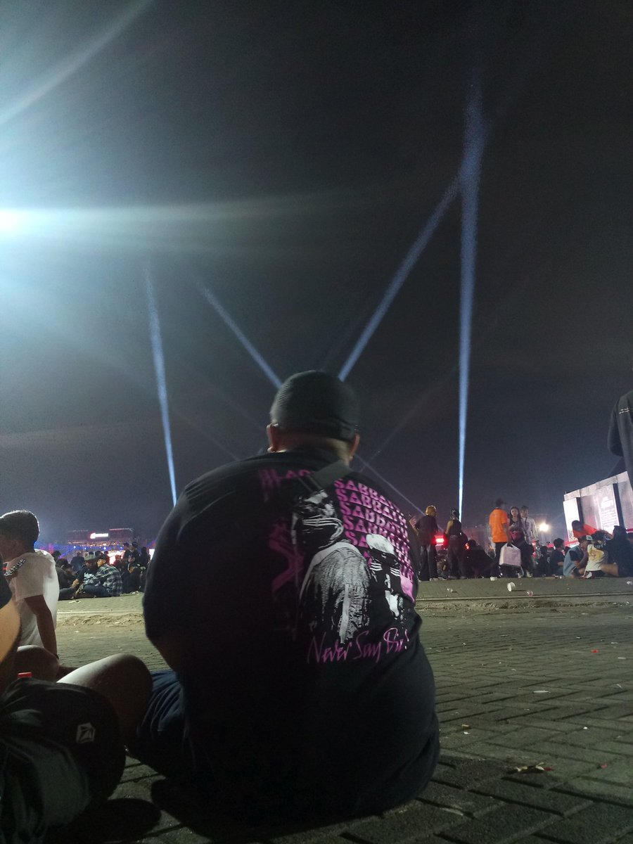 ju76497's tweet photo. Kurang lebih 20.000an Metalheads dalam event United 9 @hellprint 🤘🤘🤘 #hellprint2026 #hellprint #metalhead #burgerkill #Strangers #bandung https://t.co/NTQoVXuxth