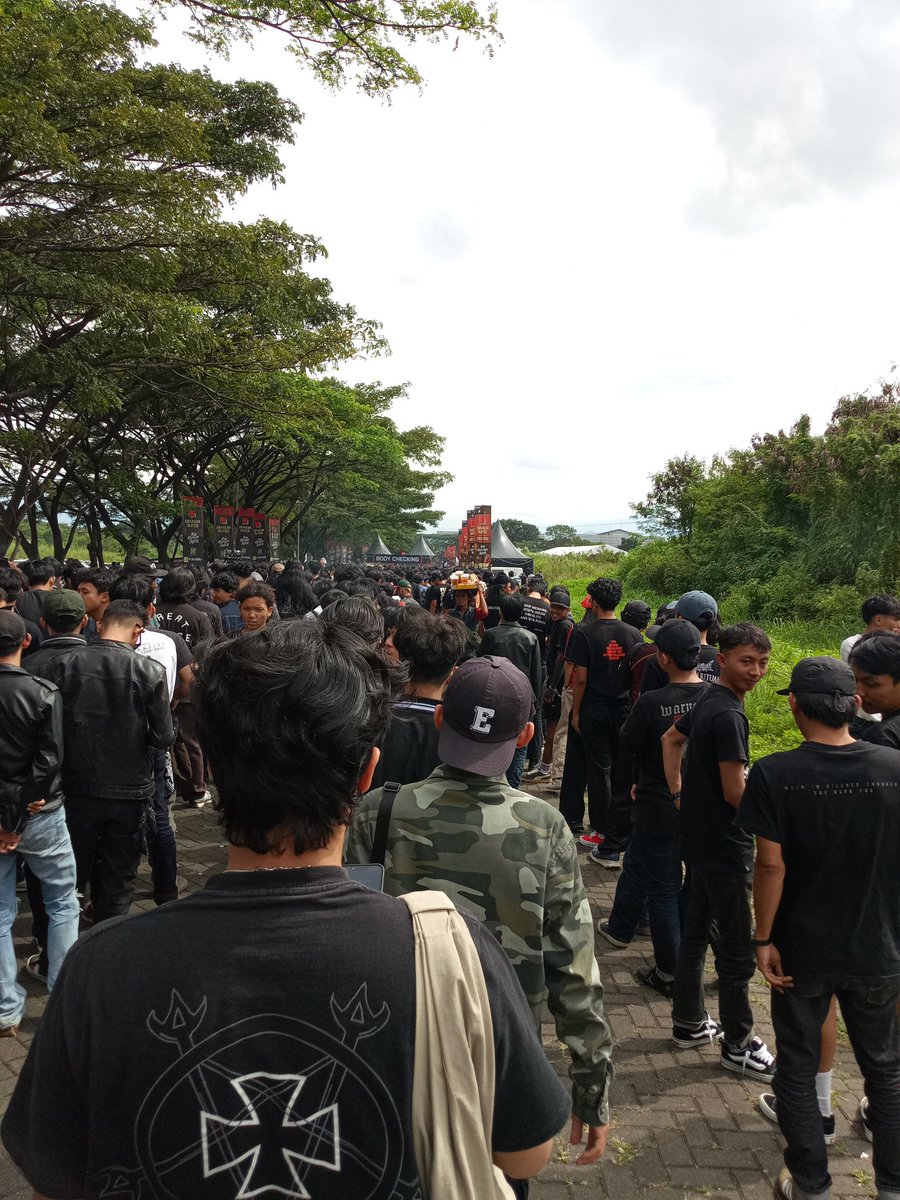 ju76497's tweet photo. Kurang lebih 20.000an Metalheads dalam event United 9 @hellprint 🤘🤘🤘 #hellprint2026 #hellprint #metalhead #burgerkill #Strangers #bandung https://t.co/NTQoVXuxth