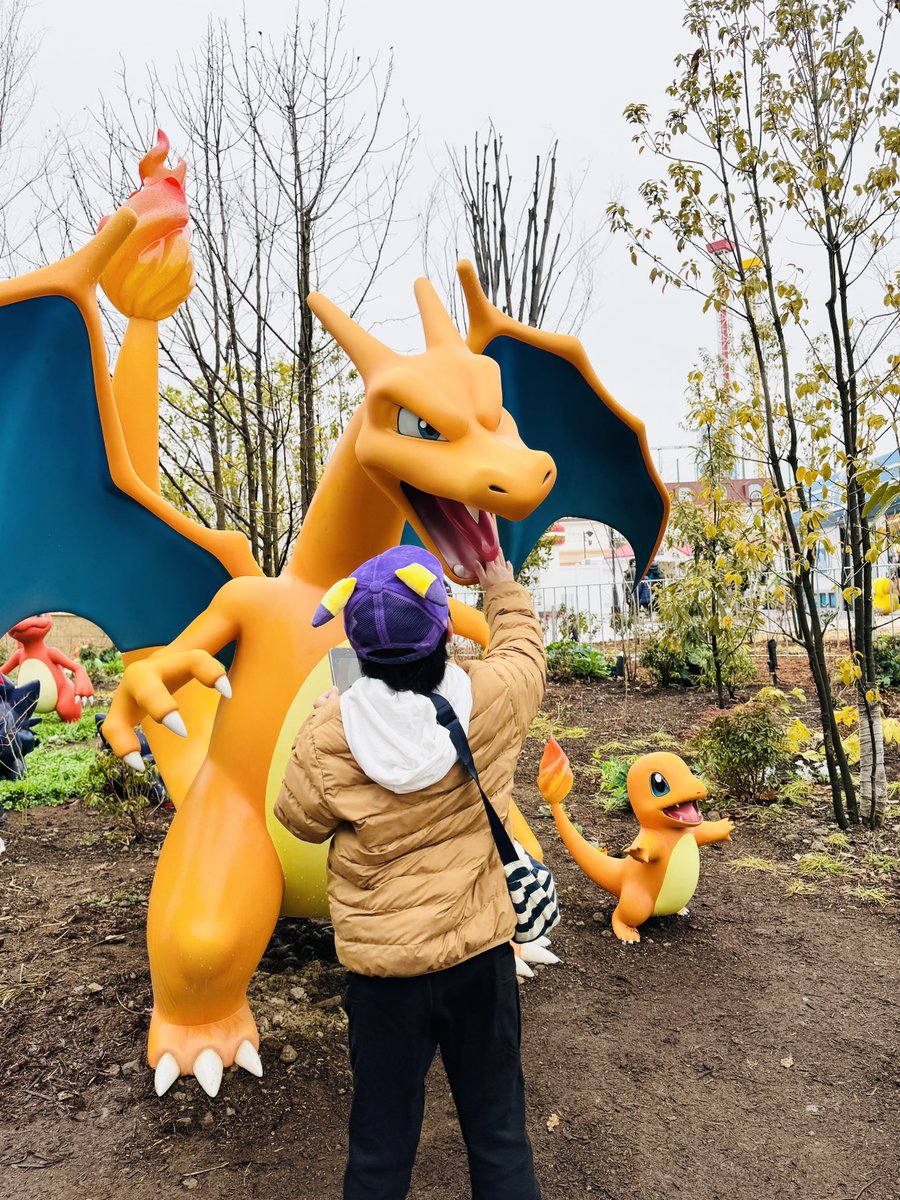 大好きなリザードンに触れてハイテンションしんちゃん🔥気づいたら写真