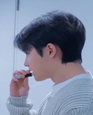 DODBBONG's tweet photo. 도경수 뉴 립밤왓다
에르메스(Hermès) 립 케어 밤 https://t.co/d6FebxQcEq