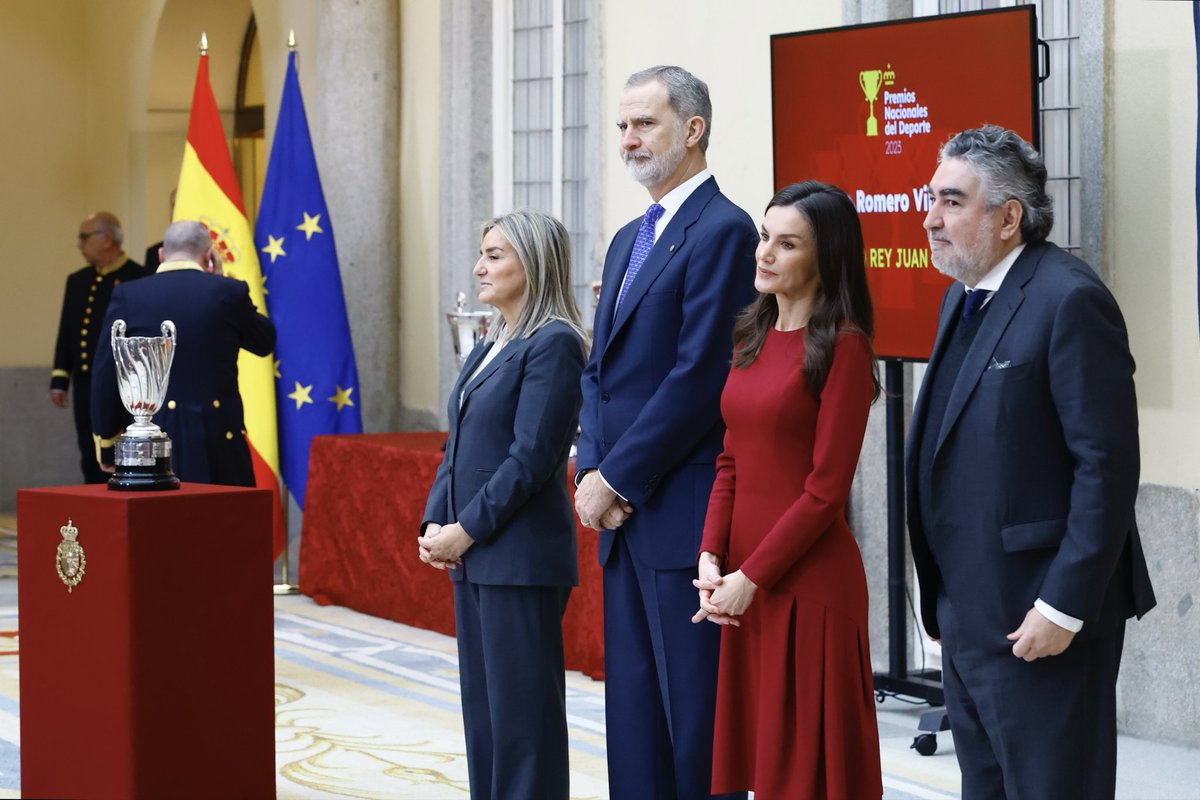 CasaReal's tweet photo. Los Reyes han presidido la ceremonia de entrega de los #PremiosNacionalesDeporte 2023 y 2024 en sus diferentes categorías. Desde 1982, estos galardones reconocen la excelencia y el compromiso de aquellos deportistas, asociaciones, entidades y personas que impulsan y promueven la actividad física y el deporte.

➡️https://t.co/NEjajYhZO9