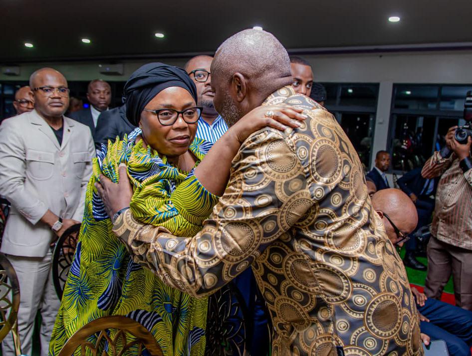 Malgré le deuil qui l'a frappée suite au décès de son oncle paternel en Allemagne, Son Excellence Madame la Ministre déléguée Angèle BANGASA YOGO a effectué une visite de réconfort auprès du Président national de l'UNC, le Professeur et Honorable Vital KAMERHE