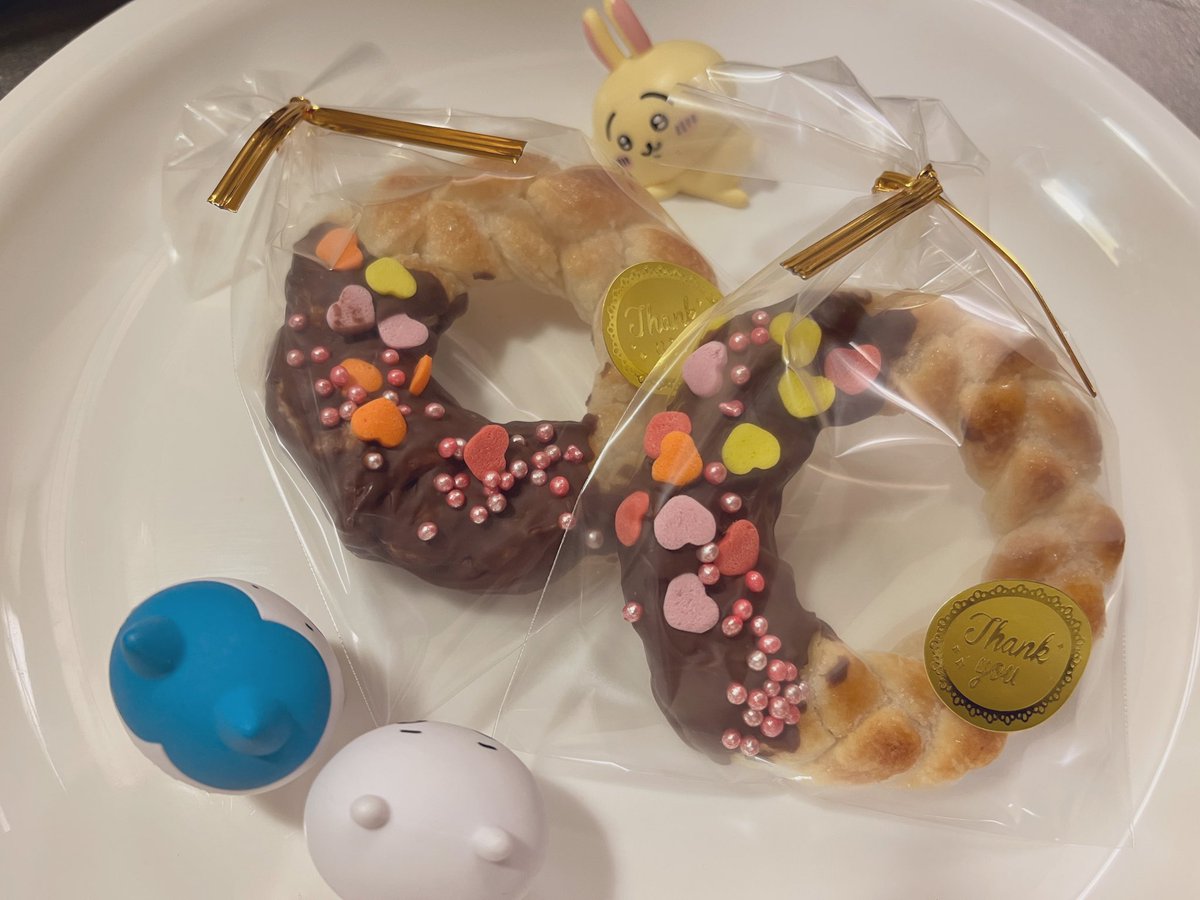 runabo_0505's tweet photo. お子たちとバレンタインのお菓子つくった♡
卵黄塗ってないから、焼き色が微妙💦
シュガーチョコパイ←適当に付けた。

ご賞味あれ😋……………？ https://t.co/6VzfgWy0Hy
