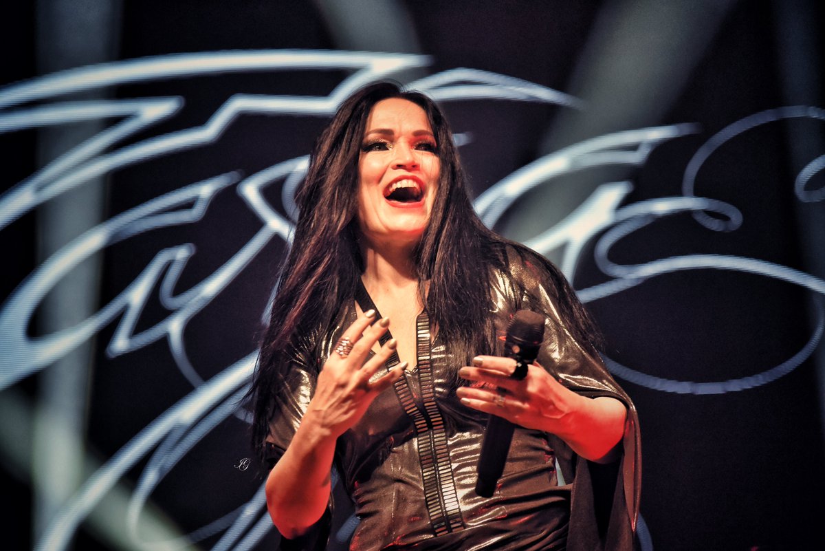 Seeing the joy on her face, having fun, even though she was sick (but who really noticed? She was beyond amazing!!!), was priceless to me! 🖤 
<a href="/tarjaofficial/">Tarja Turunen</a> in case you didn't hear me screaming, I LOVE YOU!!!! 

(One of my pics from Milan 🇮🇹)