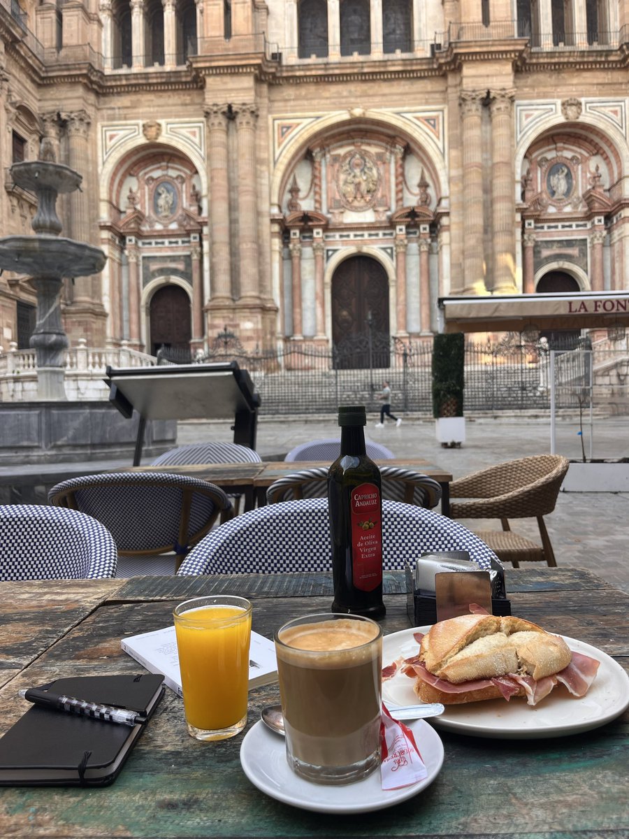 Raggiomoral's tweet photo. «Vivir sin hacer nada. Cuidar lo que no importa. Y si todo va mal, si al final todo es duro, como Verlaine, saber ser el rey de un palacio de invierno» https://t.co/t4M9zwcfuO