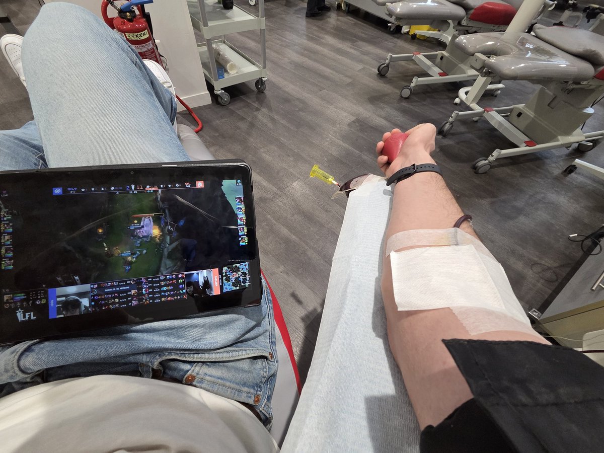 Quoi de mieux à faire pendant qu’on donne son sang que de regarder le replay du classique d’hier 🙌 #SLYWIN
Donnez votre sang/plasma/plaquettes si vous le pouvez, ce sauve des vies !