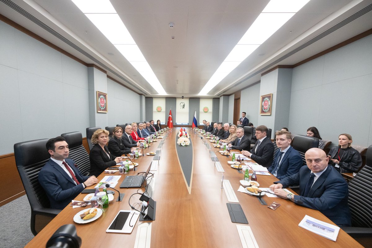 Aleksandr Gutsan, Türkiye Cumhuriyeti Yargıtay Başsavcısı Muhsin Şentürk’ü makamında ziyareti sırasında, iki ülke için önemli olan uluslararası konuların çözümüne yönelik yaklaşımlarda görüş birliği olduğunu belirtti.

Görüşmelerin sonucunda taraflar İşbirliği Programı'nı