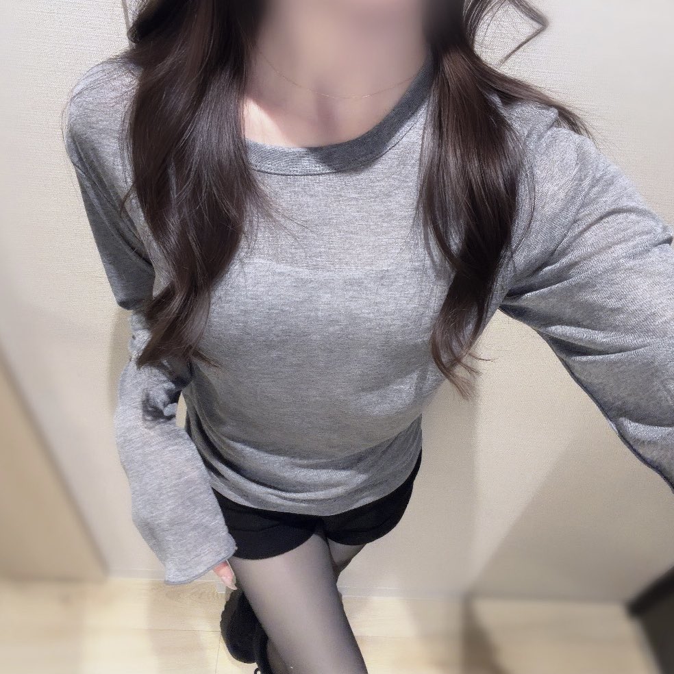cu_xli's tweet photo. 騙されたと思ってGUのソフトシアークルーネックTのXL買ってみて欲しい。ゆるっと感が色っぽく見えるし上半身のボリュームめちゃ抑えてくれる骨ストの味方です。￥990 https://t.co/THeWmQyf1R