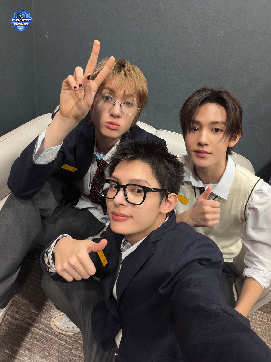 MnetMcountdown's tweet photo. 📢 이번 주 MC 의상 컨셉은! 💖🎀🎀💖

MC석에 방청 오시는 팬분들도! 안방 1열의 팬분들도!
💖🎀🎀💖으로 드레스코드를 완성해 주세요!

⚠️ 드레스코드는 권장 사항으로 필수가 아닙니다 ⚠️

#엠카운트다운 #MCOUNTDOWN https://t.co/p1osgcVDKX