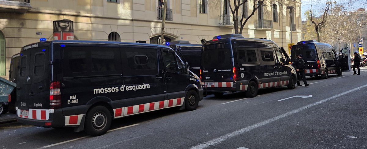 danicornella's tweet image. El @govern ha enviat les forces de "negociació" amb el sector educatiu als #jardinetsDeGràcia a #BCN 
👉 La incompetència manifesta de la conselleria i el govern, enlloc d'escoltar: repressió i apallissar
#VagaEducativa