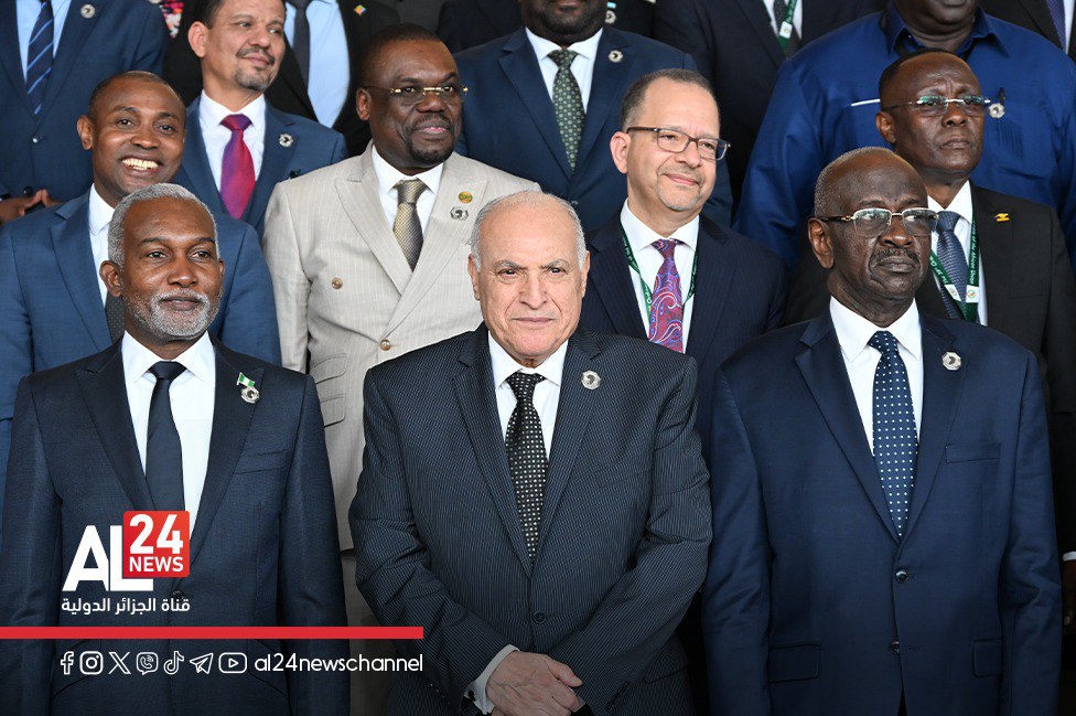 AL24Francais's tweet photo. đŽ#En_images | Participation ce matin Ă #Addis_Abeba du ministre d'Etat, ministre des Affaires Ă©trangĂšres, de la CommunautĂ© nationale Ă l'Ă©tranger et des Affaires africaines, M. #Ahmed_Attaf, Ă la cĂ©rĂ©monie dâouverture de la 48á” session du Conseil exĂ©cutif de lâ#Union_africaine. https://t.co/KnqjDKMXsh