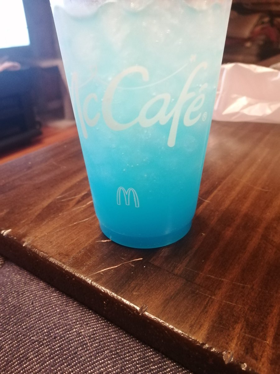 ドラクエコラボのマック、このドリンクにスライムの顔ついてなかったのまだ怒ってるからね
がっかりしました（ガチ）