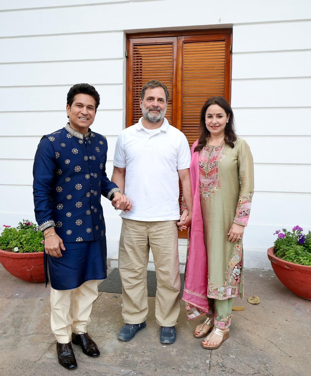 Sachin Tendulkar has invited Modi ji and Rahul Gandhi
to his Sons wedding. This is interesting.