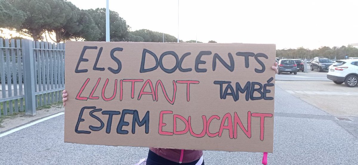 CUP_ElCamp's tweet photo. ✊🏾LES DOCENTS LLUITANT TAMBE ESTAN EDUCANT

Avui ens alcem en #VagaEducativa i arreu del Camp, les docent buiden les aules per emplenar els carrers de dignitat i lluita! 

El futur del país està en joc, sortim al carrer per defensar la pública, per defensar el país! ✏️ https://t.co/Iev3z7Tsu1