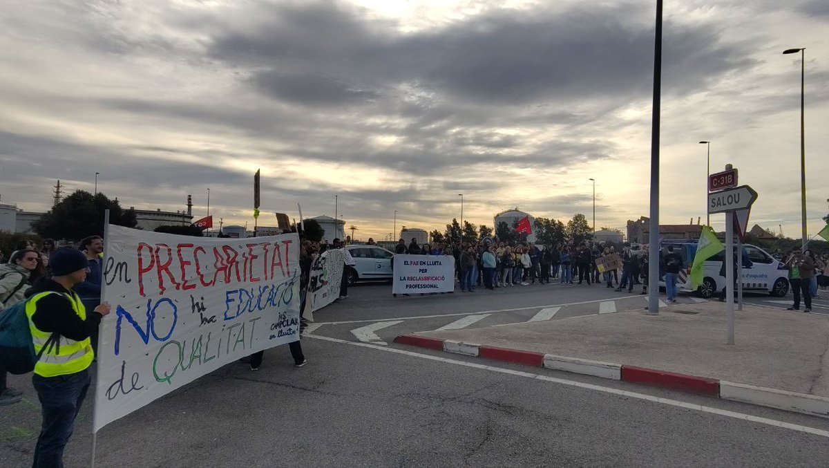 CUP_ElCamp's tweet photo. ✊🏾LES DOCENTS LLUITANT TAMBE ESTAN EDUCANT

Avui ens alcem en #VagaEducativa i arreu del Camp, les docent buiden les aules per emplenar els carrers de dignitat i lluita! 

El futur del país està en joc, sortim al carrer per defensar la pública, per defensar el país! ✏️ https://t.co/Iev3z7Tsu1