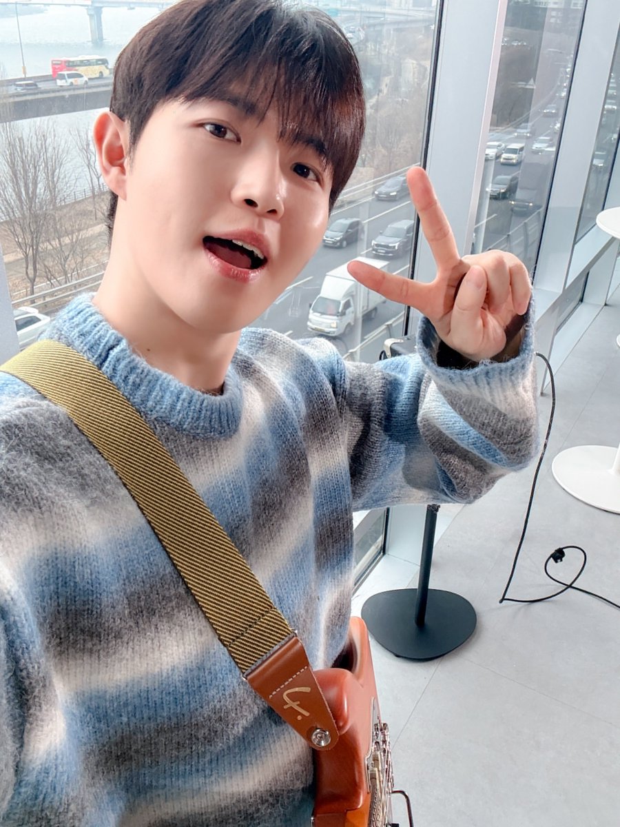 저 표정 약간 이때 생각나🥹
이 사이에 10년이 있다는게 안믿김⋯