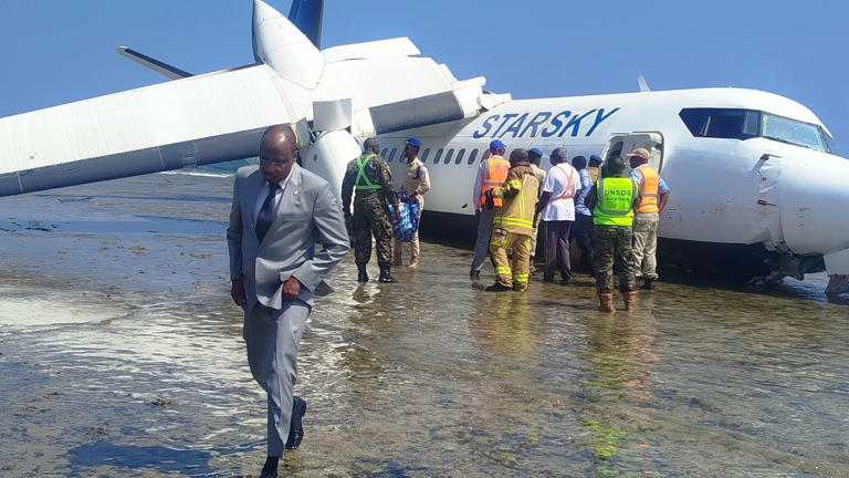 USAS_WW1's tweet image. #Planecrash #disaster #Breaking #Avgeek: February 10, 2026 PM: 1990 StarSky Fokker 50 60-YAS twin-prop with 50 passengers + 5 crew suffers engine failure after departure from Mogadishu, Somalia. Pilot turns back and "crashes" in shallows at Jasiira Beach, saving all 55! 🇸🇴👏🙏❤️