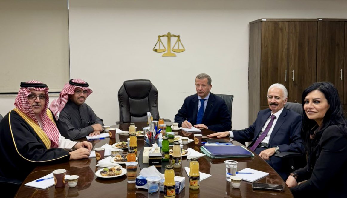 امتدادًا للشراكة القائمة بين #جامعة_نايف_العربية والنيابة العامة في المملكة الأردنية الهاشمية، سعدتُ بزيارة رئيس النيابة العامة عطوفة القاضي زياد الضمور في مقر النيابة في #عمّان، حيث ناقشنا سبل تعزيز التكامل بين العملين الأمني والعدلي، ودور التأهيل المتخصص في دعم منظومة العدالة