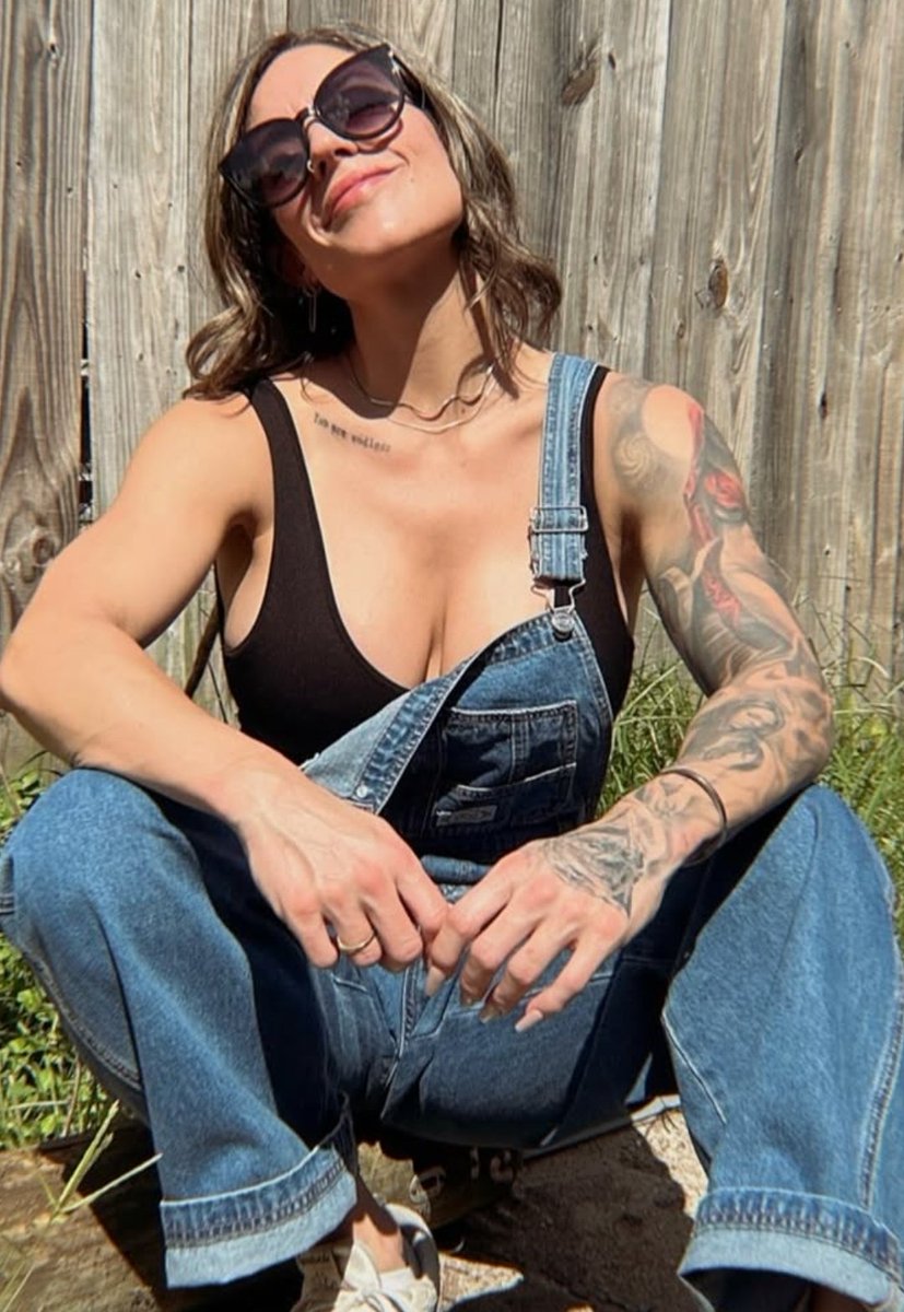 𝗜 𝗸𝗻𝗼𝘄 𝘄𝗵𝗲𝗿𝗲 𝘆𝗼𝘂𝗿 𝗲𝘆𝗲𝘀 𝗮𝗿𝗲 𝗴𝗹𝘂𝗲𝗱. 🤭