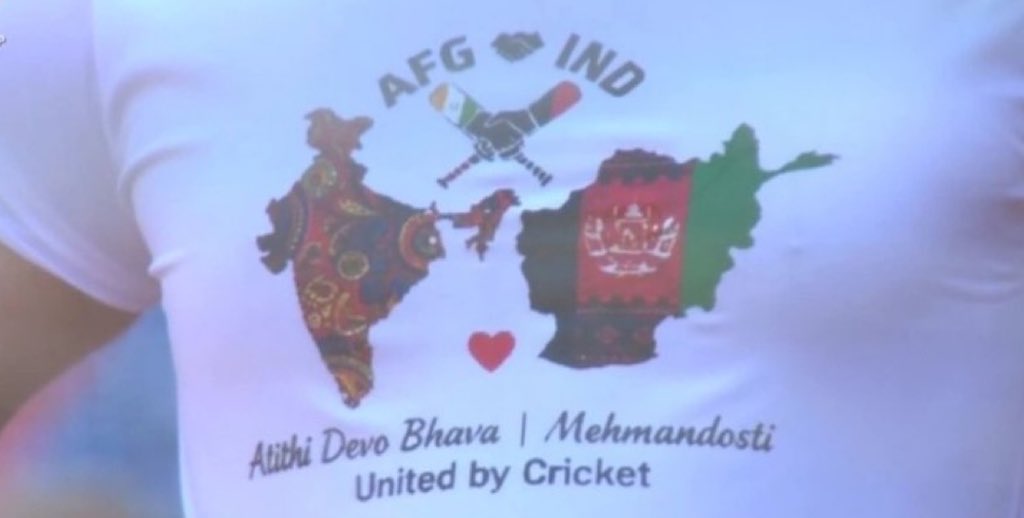 A fan in Ahmedabad was wearing ‘Atithi Devo Bhava’ jersey on India and Afghanistan relations. 🇮🇳❤️🇦🇫
#icct20worldcup2026 
#T20WorldCup 
Indian🇮🇳 🤝 Afganistan🇦🇫
