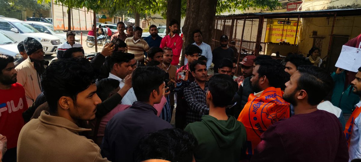 अखिल भारतीय विद्यार्थी परिषद ब्रज प्रान्त के जिला मैनपुरी द्वारा कल कंपोजिट विद्यालय किरतपुर में एडवेंडाजोल दवा सेवन के बाद 150 से अधिक बच्चों के बीमार होने की गंभीर घटना एवं स्वास्थ्य विभाग की लचर और गैर-जिम्मेदार व्यवस्था के विरोध में मुख्य चिकित्सा अधिकारी का पुतला दहन कर