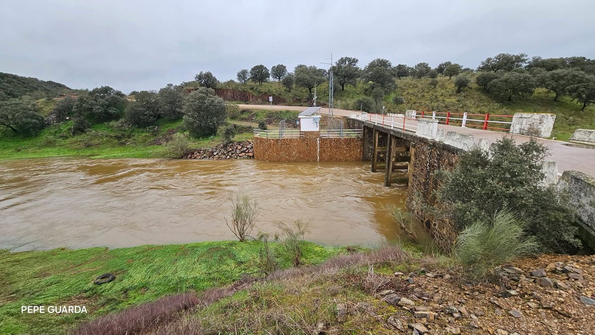 Que porqué sigue subiendo el Embalse de la Serena pese al desembalse? (94,40%)

Pues porque no para de llover y los ríos de los que se abastece van así de caudalosos..

📍Río Siruela/Agudo
📸 Pepe Guarda