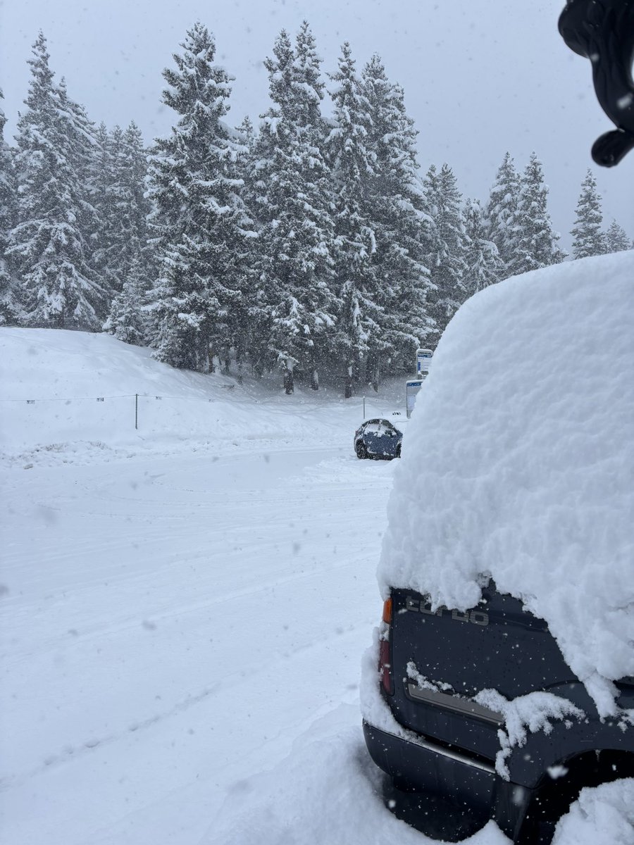 ValaisDude's tweet photo. Big snow in the 4 Valleys - already c25cm in the past day. On the one hand it sets the scene beautifully for the busy half term weeks, on the other no sign on the forecast of when it will stop! 🫣#Nendaz #Thyon #Veysonnaz https://t.co/QcdDRUakge