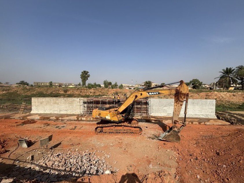 Adda__Fadi's tweet photo. Projects Update: Kabala Costain to Aliyu Makama Road, Barnawa
Work is on progress , with major activities currently ongoing 

Construction of a retaining wall
Extension of the box culvert
Boring and casting of pile foundations for the new bridge.

#WorkingKaduna #MenAtWork https://t.co/v6gSsClpD6