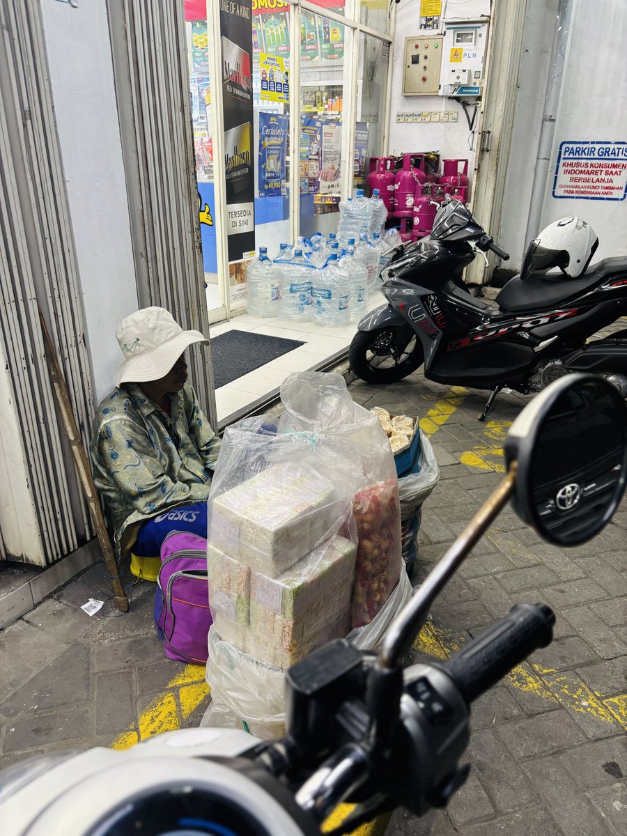 kalo lagi di daerah rungkut menanggal dan lewat indomaret (sebelah pizza hut / deretan depot scorpio rungkut) bantu larisin dagangan kakek ini yaa guys
