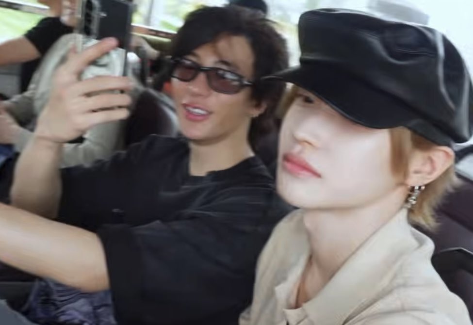 เอนดูว่ะ คนนึงมาร์กหน้าวันละแปดรอบแต่ไม่ยอมทากันแดด ละดูอีกคนดิปักตะกร้าหน่อยคนสวย อยากใช้ตามอะ ‘‘พี่บอกแล้วใช่ไหม เวลาออกจากบ้านต้องทากันแดดด้วย’’