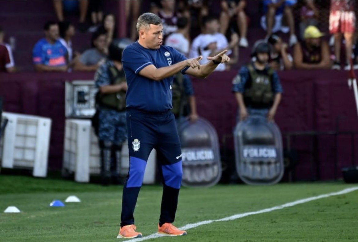 Axel Tello tweet media