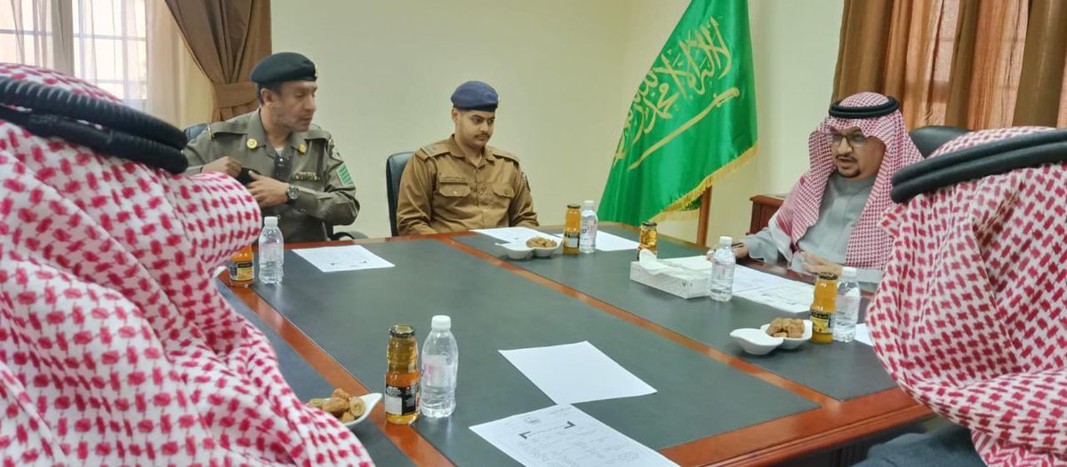 بناءً على توجيه ومتابعة سعاده محافظ المندق ، عقد رئيس مركز دوس أ/ عون بن عبدالله القرني اجتماعًا لتنفيذ المبادرات التوعوية والتطوعية للحد من أخطار الحرائق ومعالجة المخلفات الزراعية،بحضور الجهات الحكومية المعنية والمشايخ والعرفاء والجمعيات الأهلية، ومدير متوسطة وثانوية أبو هريرة.