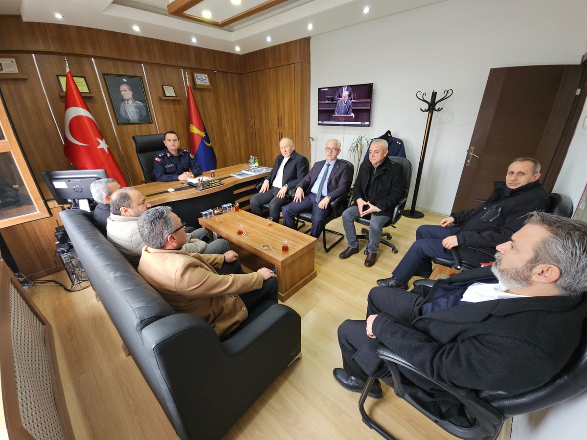 MHPBeypazari's tweet photo. Liderimiz Genel Başkanımız Sn Devlet Bahçeli Beyin Talimatlarıyla  Dinlemedik dert, paylaşılmadık sorun kalmayacak…
Tasanı dinlemeye, kaygını anlamaya, sıkıntını paylaşmaya geliyoruz faaliyetlerimiz kapsamında Beypazarı İlçe Jandarma Komutanı Sn.Oğuzhan YILMAZ'ı ziyaret ettik. https://t.co/U9J5IFHJNh
