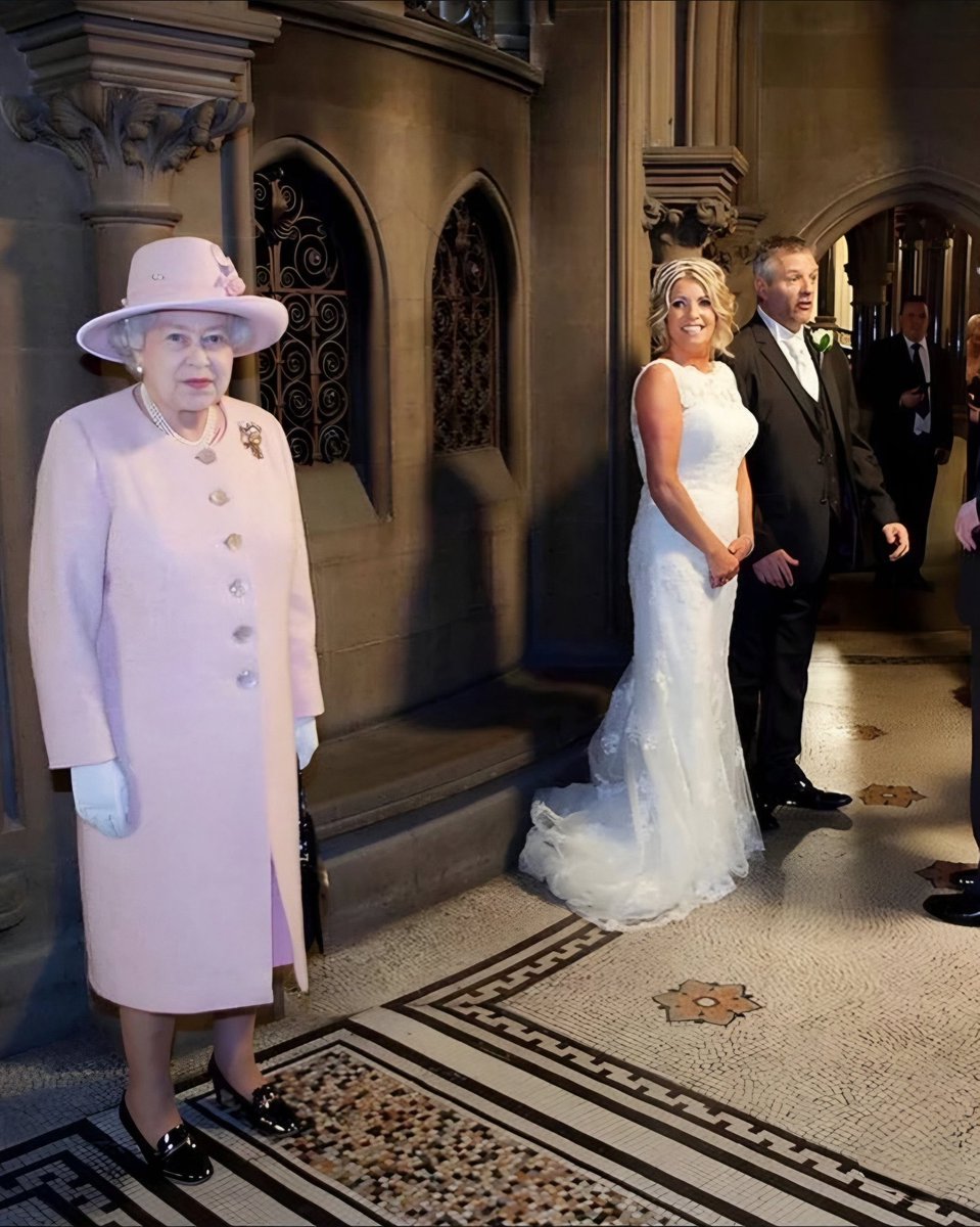 En 2012, una pareja invitó a la reina Isabel II a su boda como una broma, y ​​ella efectivamente apareció.