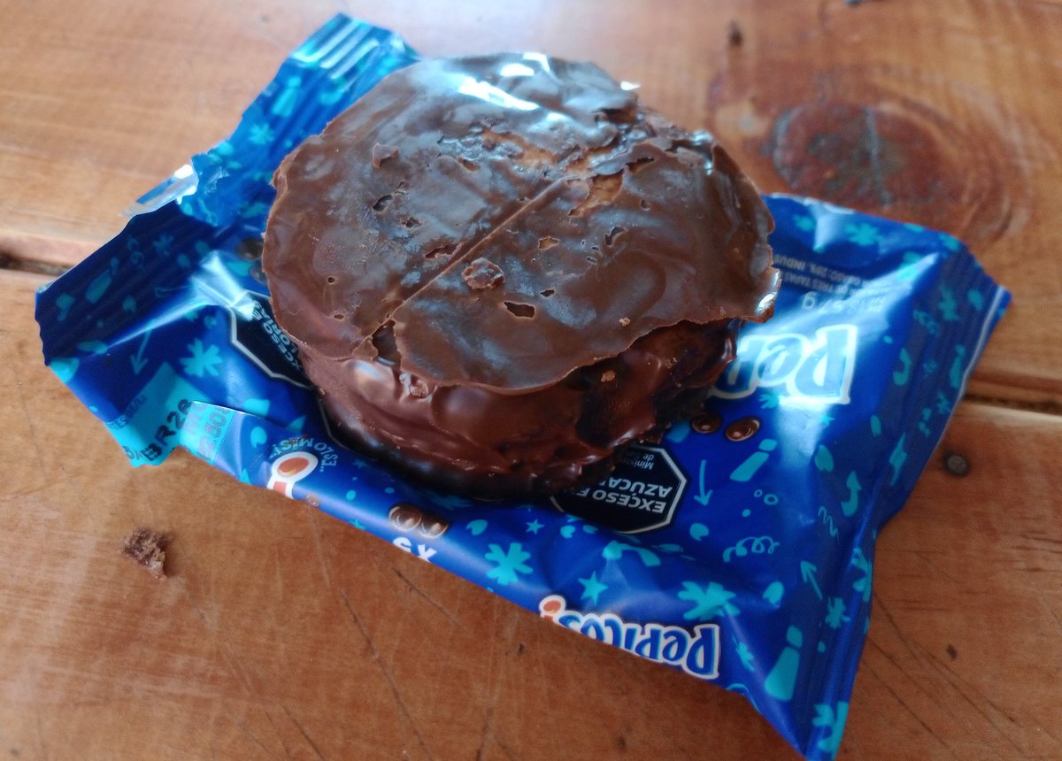 Alfajor pepitos 

El bañado de chocolate esta bueno, las tapas son duras como todos los alfajores que son de mousse, es crocante y no está duro como piedra, se siente el sabor de las galletitas originales, nada mal pero podría ser mejor.

Pd: el calor mata a los alfajores.