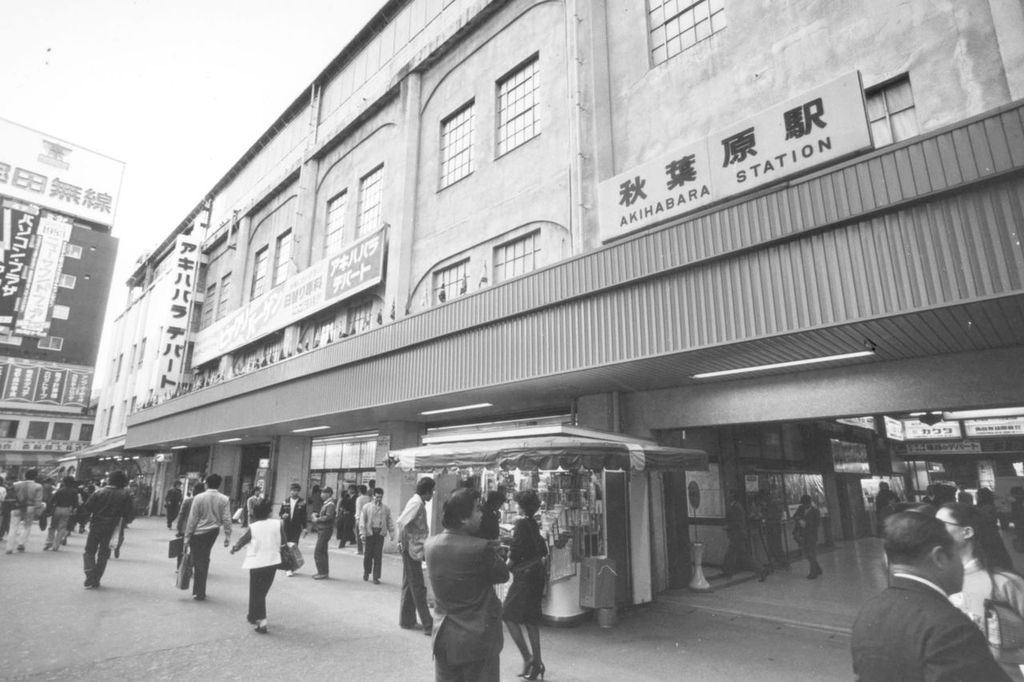 これはツクモ（九十九電器）の７号館の写真です。1983年くらいですが、女性だけの店員のパソコンショップとしてオープンしました。