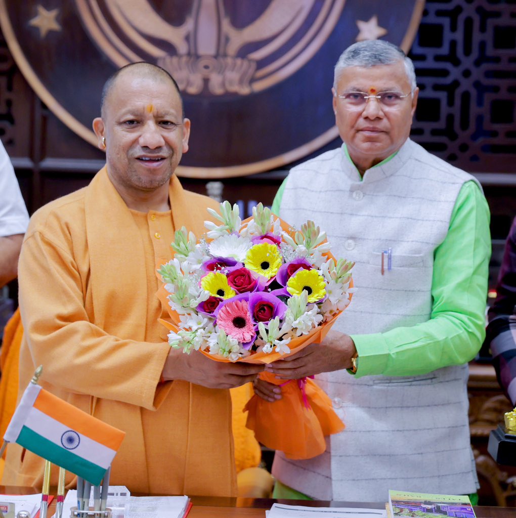 आज उत्तर प्रदेश के यशस्वी मुख्यमंत्री आदरणीय योगी आदित्यनाथ जी महाराज से शिष्टाचार भेंट कर विभिन्न विषयों पर मार्गदर्शन प्राप्त किया |
<a href="/myogiadityanath/">Yogi Adityanath</a>