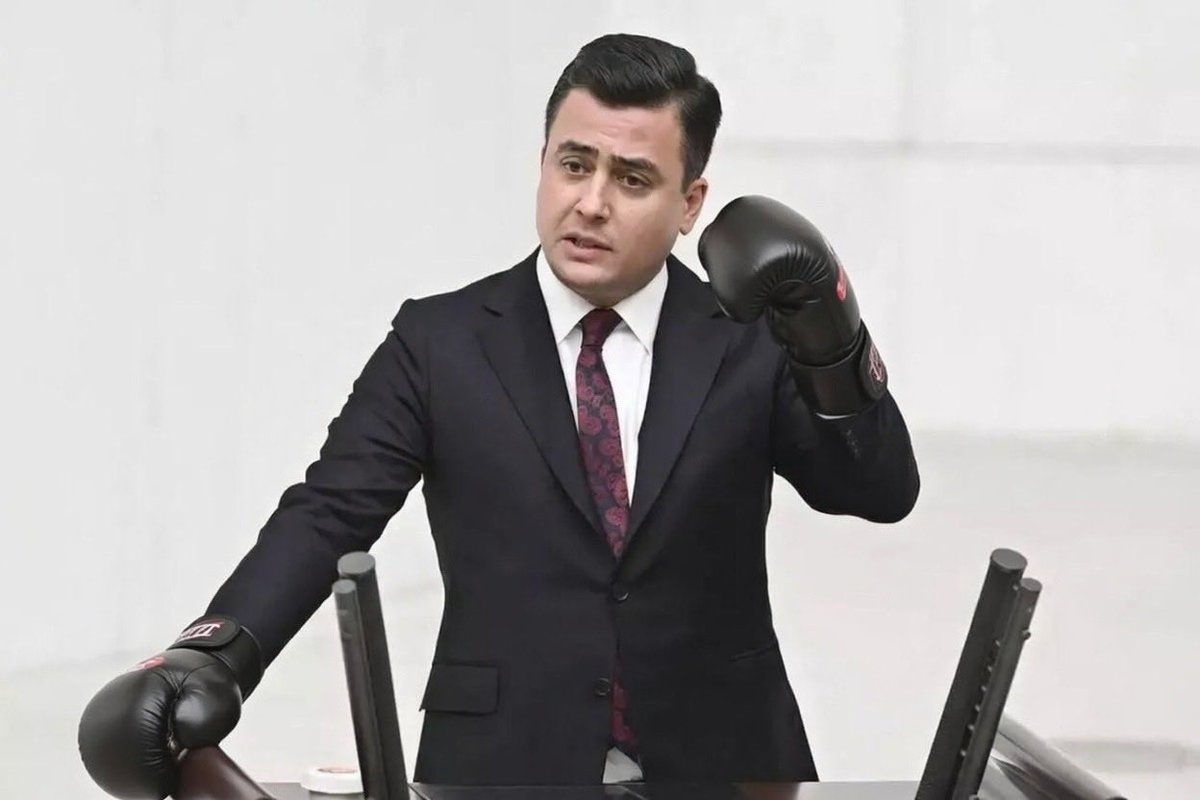 Demokrasi  ağar siklet şeklinde Cümbüşe bağlanmış 
Muhammet Ali 
Edasiyla  gösterdiği performansa Teşekkür ederiz 

Hak ettiler .

<a href="/OsmanGokcek_/">Osman Gökçek</a>