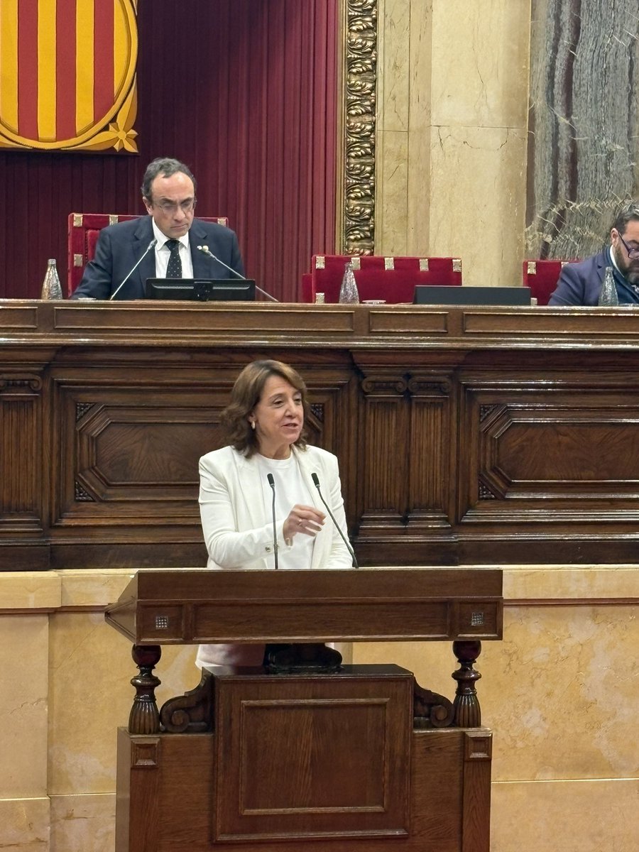 La portaveu d’ensenyament de <a href="/JuntsParlament/">Junts Parlament</a> <a href="/Anna_Erra/">Anna Erra i Solà🎗</a> interpel·la al “president en funcions” <a href="/AlbertDalmau/">Albert Dalmau Miranda</a> sobre com compliran la llei d’educació q preveu destinar el 6% de PIB (6500M€ addicionals) i diu q no hi ha recursos per a tot. Clar, amb 4700 M€ NO. Amb Concert SÍ!