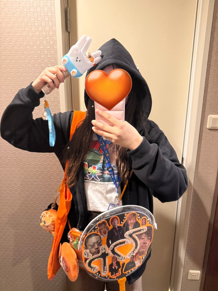TO__halca's tweet photo. 有明アリーナ両部参戦！
りょうくんがクソサムネT着てるの気づいてくれたり
てつやが手振ってくれたりファンサ貰えて大満足💮
花道側でメンバー全員の顔拝めた🙏🏻✨
友達とも参戦できて楽しくて幸せな時間だった🥲
オタ活最高！東海オンエア一生ついていくよ！大好き！
#煮ても東海焼いてもオンエア https://t.co/ulE5HcPoe2