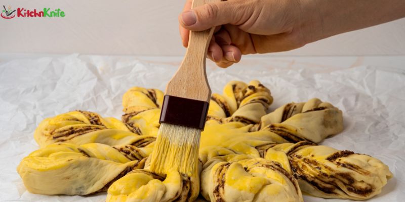 Kitchnknifblog's tweet image. No more stray bristles! 🍰✨
Learn how to use a pastry brush without shedding:
 kitchnknife.com/how-to-use-a-p…
#PastryBrushTips #BakingHacks #KitchenTips #HomeBaking #KitchnKnife