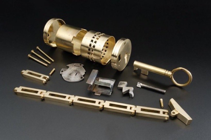 Alexny_85's tweet image. Este candado de oro encontrado en Alemania y recién restaurado resultaría menos impresionante…¡si no fuera porque es de época imperial romana! 

Francamente, atestigua un nivel de tecnología increíble para el s III…

📷 Asociación Regional Westfalia-Lippe