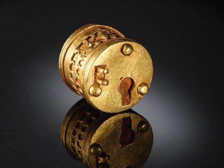 Alexny_85's tweet image. Este candado de oro encontrado en Alemania y recién restaurado resultaría menos impresionante…¡si no fuera porque es de época imperial romana! 

Francamente, atestigua un nivel de tecnología increíble para el s III…

📷 Asociación Regional Westfalia-Lippe