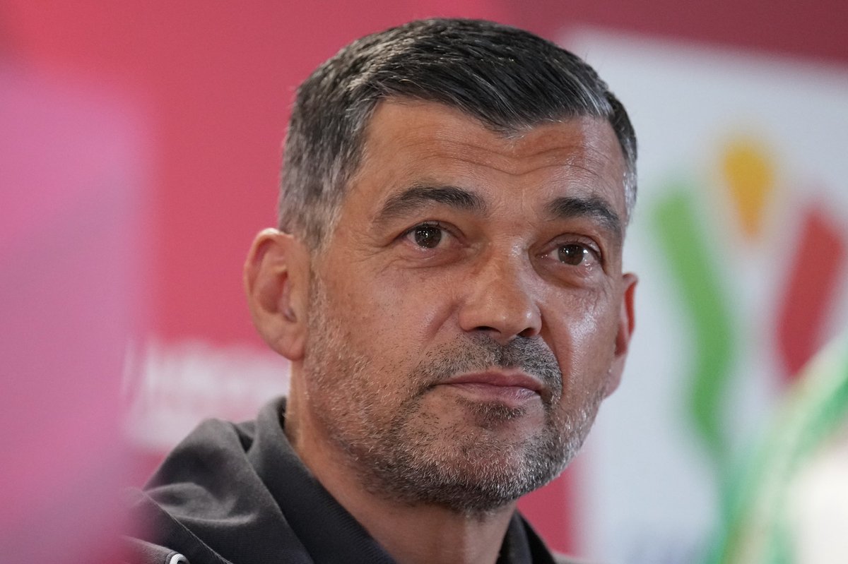 ActuFoot_'s tweet photo. 🚨 𝗦𝗘𝗥𝗚𝗜𝗢 𝗖𝗢𝗡𝗖𝗘𝗜𝗖̧𝗔𝗢 🇵🇹 𝗔 𝗙𝗔𝗜𝗧 𝗦𝗔𝗩𝗢𝗜𝗥 𝗤𝗨’𝗜𝗟 𝗘𝗦𝗧 𝗧𝗢𝗨𝗝𝗢𝗨𝗥𝗦 𝗜𝗡𝗧𝗘́𝗥𝗘𝗦𝗦𝗘́ 𝗣𝗔𝗥 𝗟’𝗢𝗠 ! 💙🤍

Il a gardé d'excellentes relations avec Benatia tout comme son agent, Jorge Mendes, avec le président Pablo Longoria.

🗞️ @lequipe https://t.co/WUPclU5Y5Q