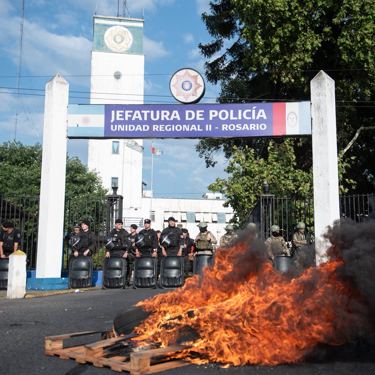 CON LA CRISIS EN SANTA FE, EL MALESTAR POR LOS SALARIOS SE EXTIENDE A OTRAS FUERZAS DE SEGURIDAD

La crisis policial en Santa Fe encendió alarmas en el Gobierno nacional ante el temor de que el reclamo salarial se extienda a otras fuerzas de seguridad. En ese contexto, la