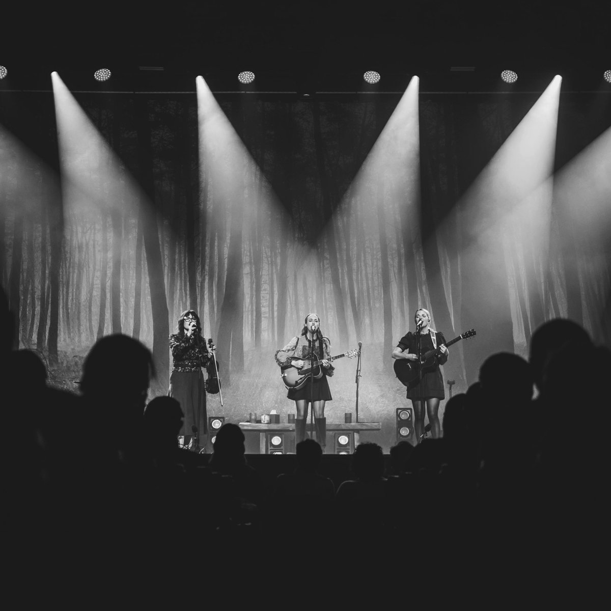 imwithherband's tweet photo. You can get your tickets now for so many of our shows this year! Just head to our website and use code “SING2026” 🩵

https://t.co/e9jIsx0oGO
📸: Jared Lichtenberg https://t.co/GO0p77gZbI