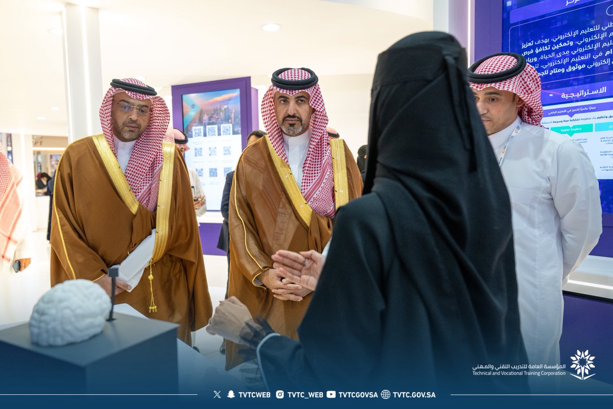 زيارة نائب المحافظ للخدمات المساندة د. بدر الأحمد لجناح منظومة #وزارة_التعليم في معرض الدفاع العالمي 2026 والاطلاع على مشاركات متدربي ومتدربات #التدريب_التقني، والتي تُبرز تميزهم وإسهامهم في دعم القدرات الوطنية وتطوير المجالات التقنية.

#WDS202